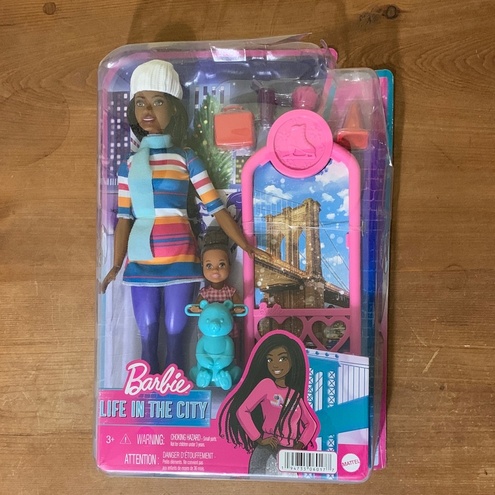 Barbie Brooklyn Life in the City Ice Skating Doll with Child Playset BAD BOX NIB